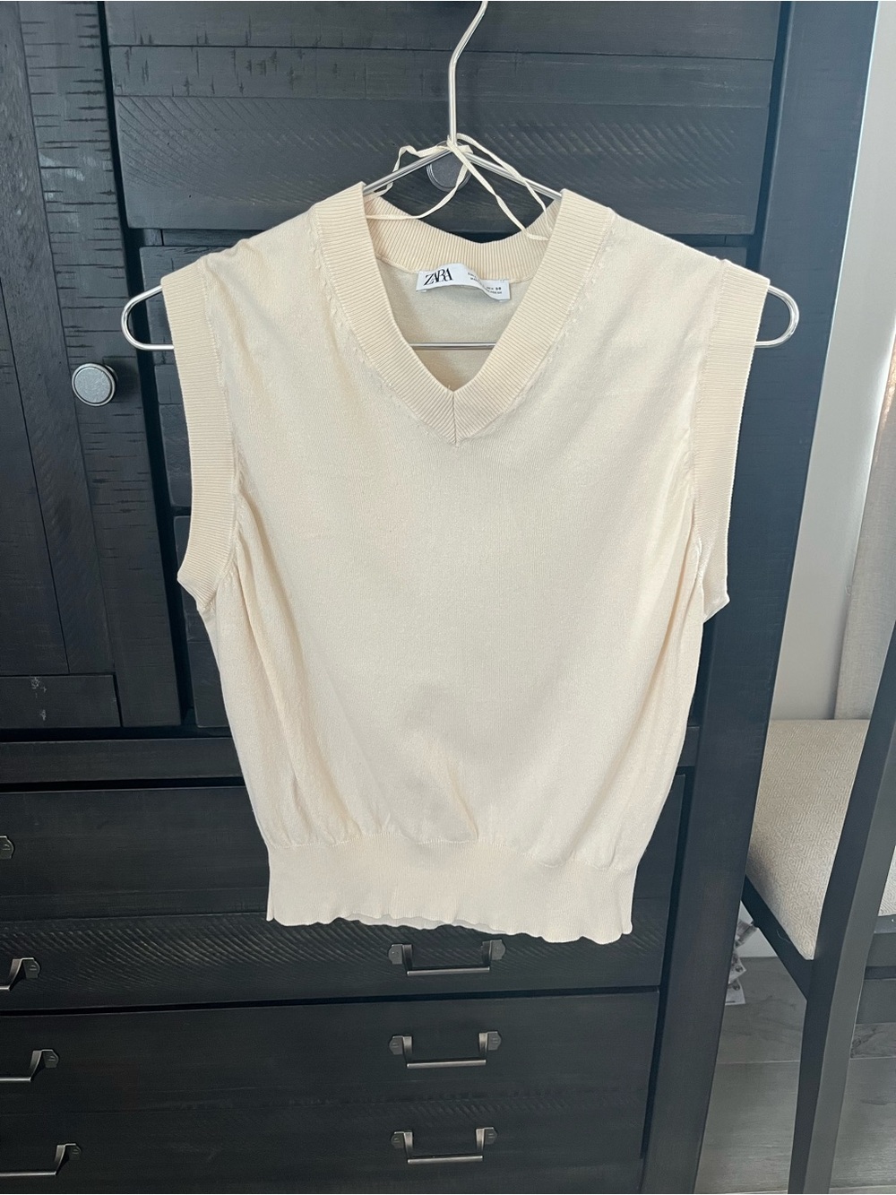ZARA Cream V-Neck Sleeveless Knit Top